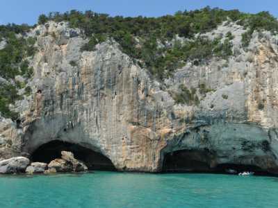 Grotte del Bue Marino � Situate nel territorio del comune di Dorgali (Nuoro) nella costa orientale della Sardegna, queste grotte marine lunghe 15 chilometri permettono la visione di stalattiti e stalagmiti che si specchiano nelle acqua di un lago sotterraneo salato. Il loro nome deriva dall'appellativo sardo della foca monaca, che un tempo viveva su questa costa